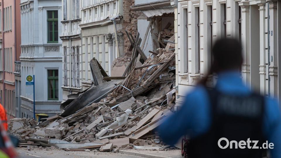Die Unfallstelle musste zunächst abgesichert werden. Bild: Paul Glaser/dpa