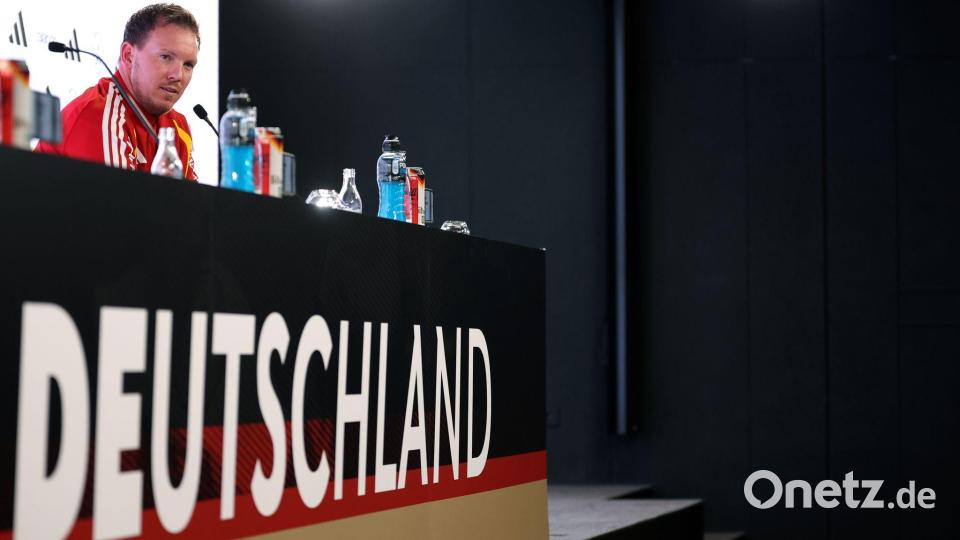 Julian Nagelsmann sitzt auf einem Pk-Podium. (Archivbild) Bild: Christian Charisius/dpa