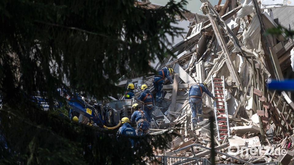 Wettlauf gegen die Zeit - per Hand wird nach Vermissten gesucht. Bild: Paul Glaser/dpa