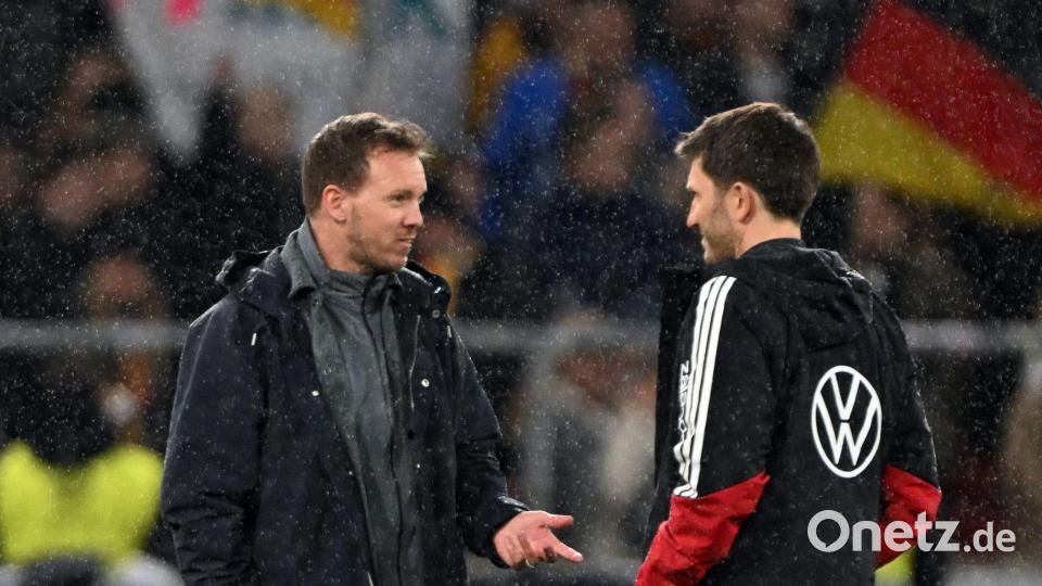 Bundestrainer Nagelsmann (l) bespricht sich mit seinem Assistenten Benjamin Glück. (Archivbild) Bild: Federico Gambarini/dpa