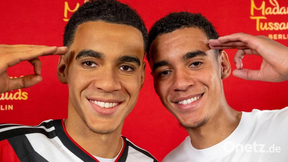 Jamal Musiala (rechts) bekommt als dritter noch aktiver Fußballer nach Manuel Neuer und Joshua Kimmich eine Wachsfigur. Bild: Peter Kneffel/dpa