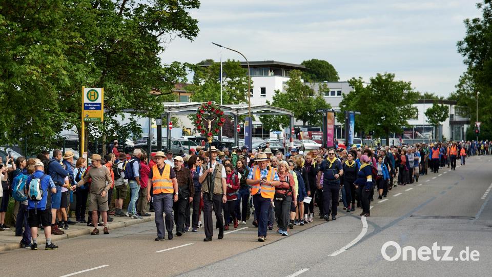 Abmarsch in Regensburg. Hier setzt sich der Pilgerzug am Donnerstag in Bewegung. Bild: Bernhard Meiler