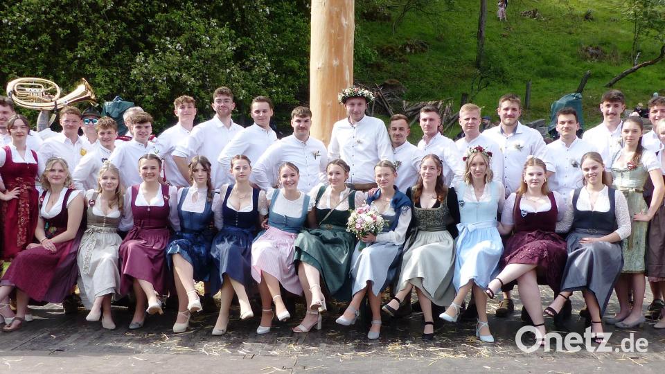 Die 19 Kirwapaare der Kastler Kreiz-Kirwa mit dem neuen Oberkirwapaar Luisa und Jonas (Mitte). Bild: jp
