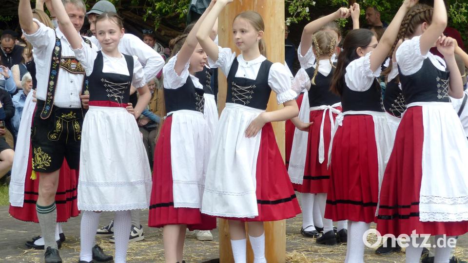 Die Kindergruppe des Kastler Trachtenvereins begeisterten das Publikum bei ihren Auftritt am Kastler Kirwabaum. Bild: jp
