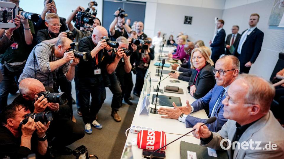 Es ist Merz' erster Besuch in der SPD-Fraktion als Kanzler. Bild: Kay Nietfeld/dpa
