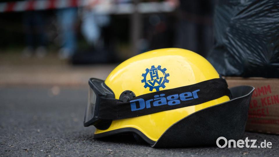 Ein Mitarbeiter des Technischen Hilfswerks hat an der Unglücksstelle in Görlitz seinen Helm abgelegt. Bild: Paul Glaser/dpa