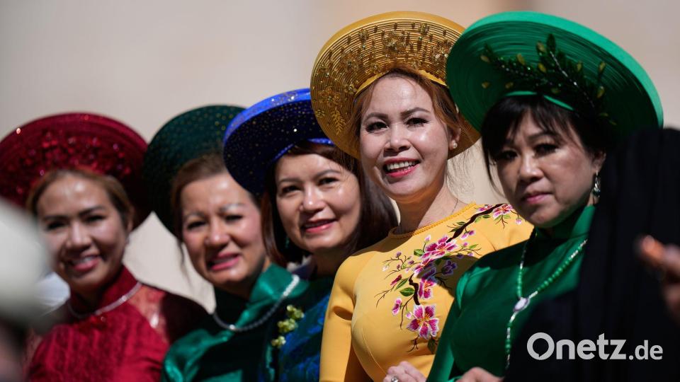 Petersplatz (Vatikanstadt): Ein Meer aus Farben: Frauen aus Vietnam warten auf dem Petersplatz auf die Generalaudienz Bild: Alessandra Tarantino/AP/dpa