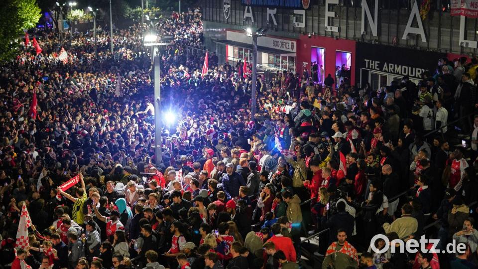 Arsenal-Fans versammeln sich am Arsenal-Stadion, um nach dem Gewinn des Premier-League-Titels durch die Fußballmannschaft von Arsenal zu feiern. Bild: Alberto Pezzali/AP/dpa