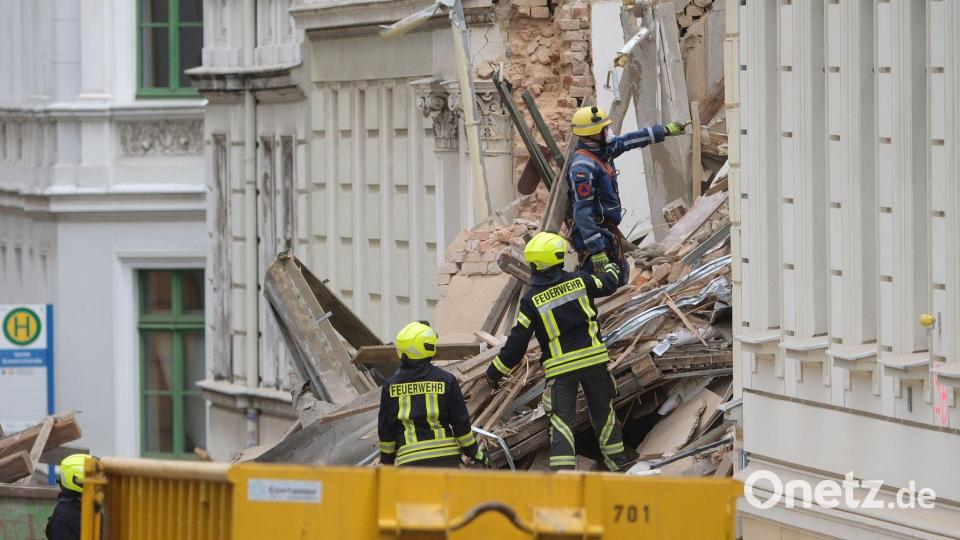 Zerstörtes Haus in Görlitz: Rettungskräfte in den Trümmern, Suche nach Vermissten läuft weiter Bild: Sebastian Willnow/dpa