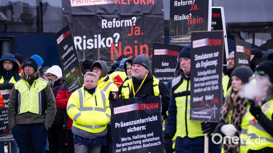 Gegen die Reformpläne gab bereits Proteste von Fahrlehrern. (Archivbild) Bild: Soeren Stache/dpa