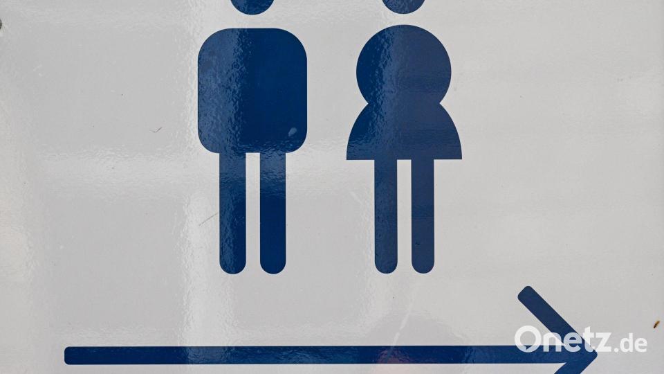 In vielen Schulen sind die Toiletten verschmutzt, beschädigt und unhygienisch - was viele Kinder davon abhält, sie zu benutzen. Bild: Jens Kalaene/dpa