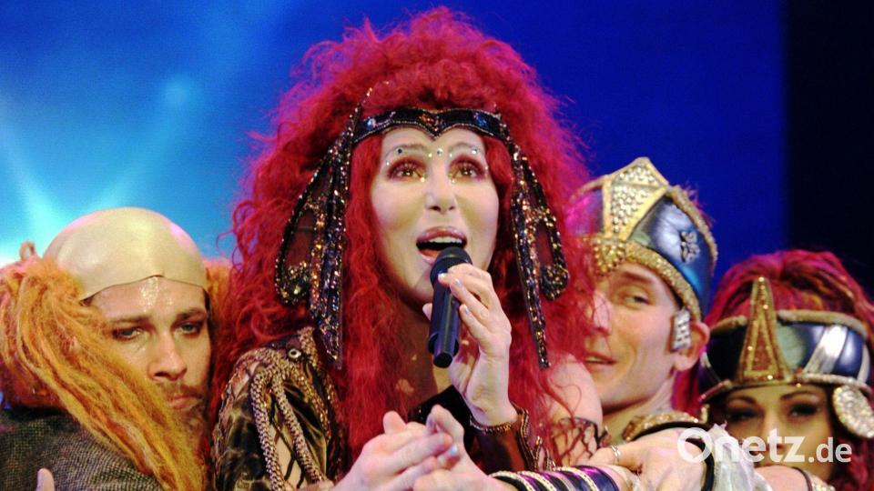 Cher ist bekannt für ihre Kostüme. (Archivbild) Bild: Stefan Hesse/dpa