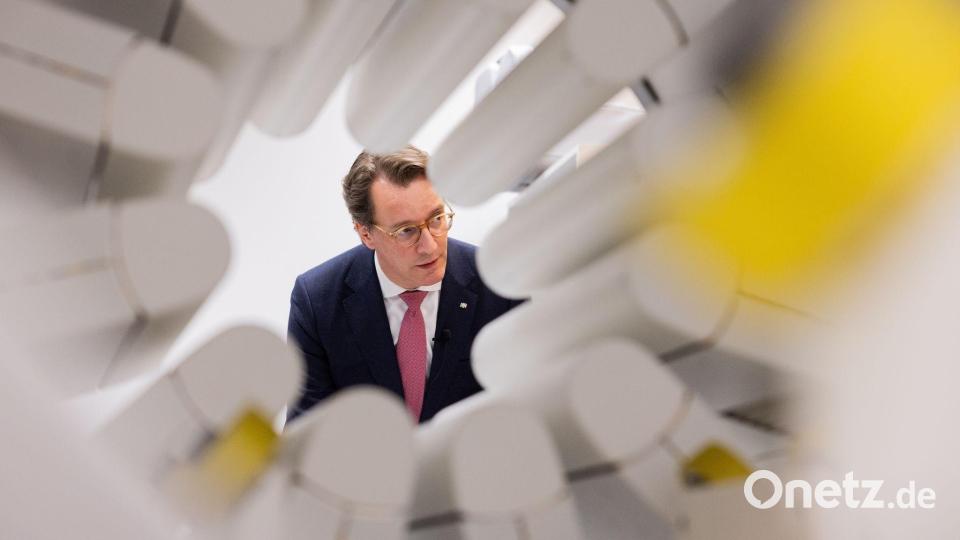 Hendrik Wüst (CDU), Ministerpräsident von Nordrhein-Westfalen, besucht im Stanislaw Sakiel Burn Treatment Center ein Spezial-CT für die Diagnostik von Verbrennungsopfern. Bild: Rolf Vennenbernd/dpa