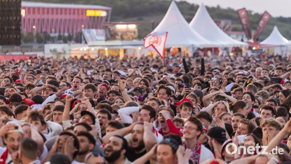 Hofften vergebens: SC-Fans beim Public Viewing auf dem Freiburger Messegelände. Bild: Philipp von Ditfurth/dpa