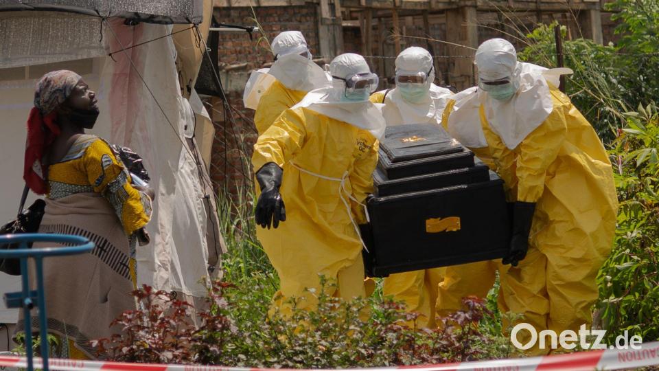 Ebola-Ausbruch im Kongo: Rotes Kreuz bringt den Sarg aus dem Gesundheitszentrum hinaus Bild: Moses Sawasawa/AP/dpa