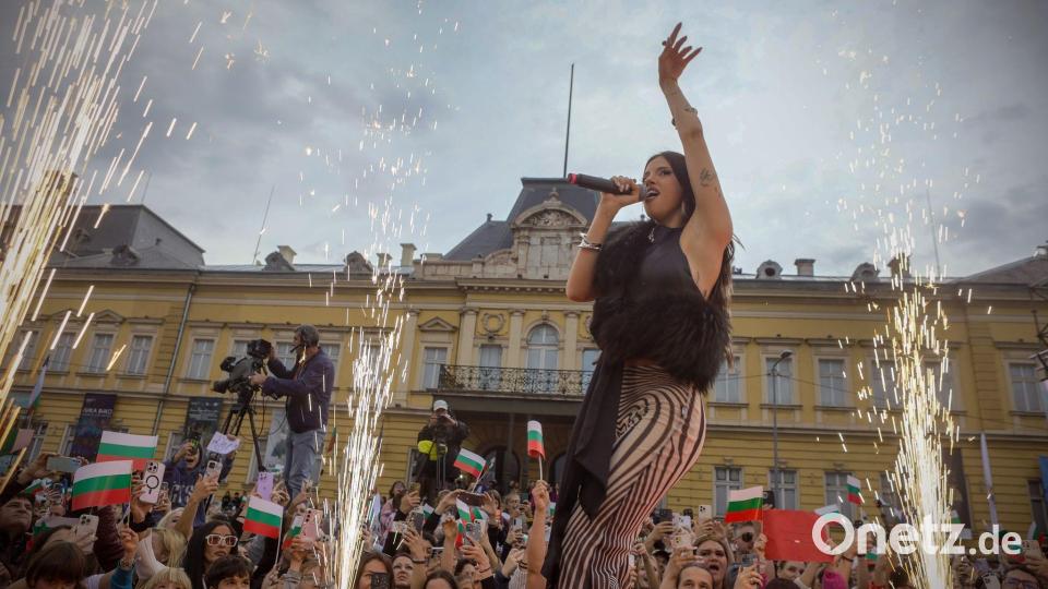 Dara, die Gewinnerin des Eurovisionswettbewerbs 2026, tritt vor ihren Fans in der bulgarischen Hauptstadt Sofia auf. Bild: Valentina Petrova/AP/dpa