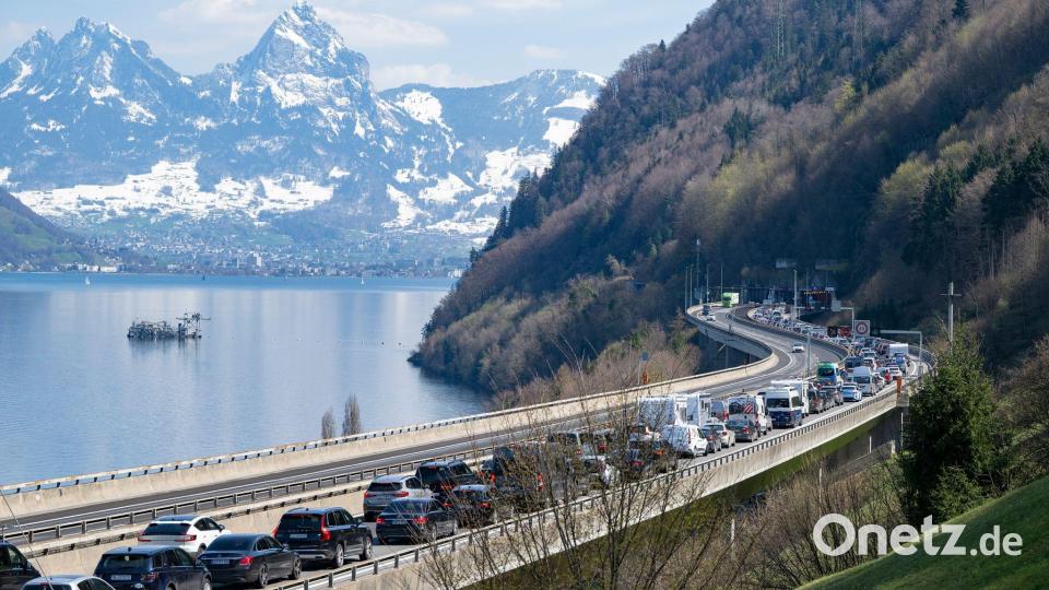 Am Gotthardtunnel ist zu Stoßzeiten stundenlange Geduld nötig. (Archivbild) Bild: Urs Flueeler/KEYSTONE/dpa