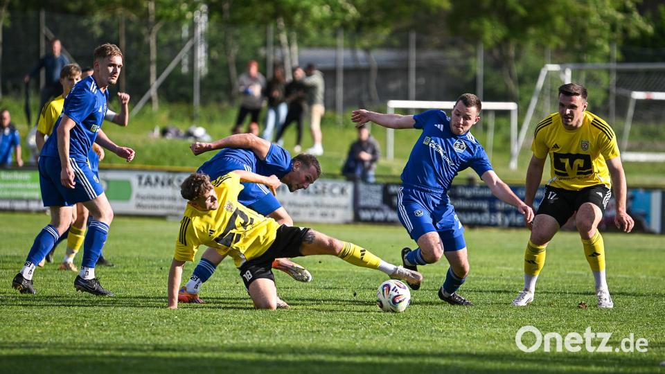 Der SV Hahnbach (gelbe Trikots) hat das Relegationshinspiel zur Landesliga gegen den SV Etzenricht verdient mit 2:0 gewonnen. Bild: Jonas Löffler