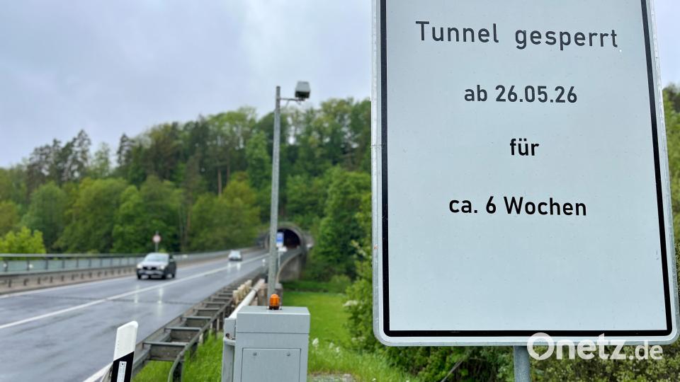 Schilder weisen auf die bevorstehende Sperrung des Mühlbergtunnels hin. Bild: Gabi Schönberger