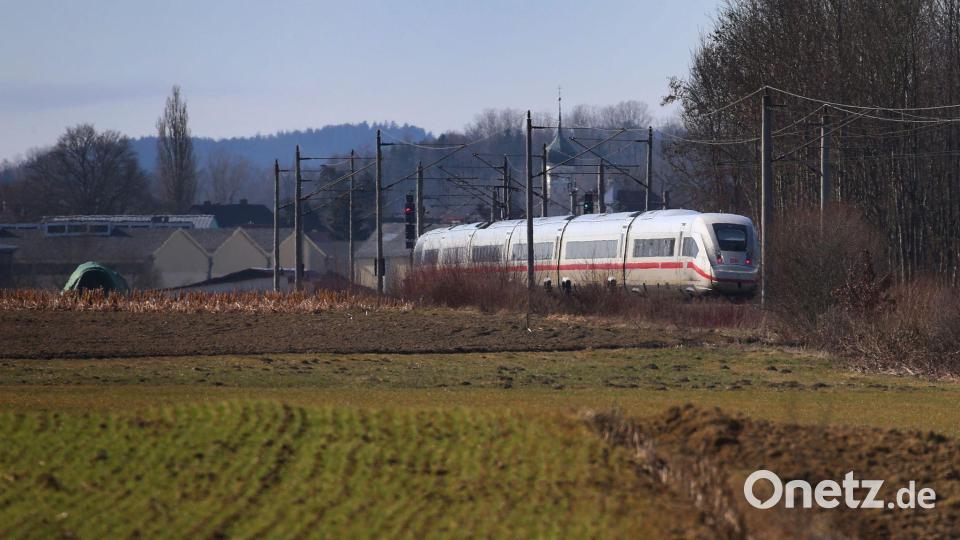 Die bisherige Strecke ist durch die doppelte Nutzung durch ICE und Regionalbahnen stark belastet. (Archivbild) Bild: Karl-Josef Hildenbrand/dpa