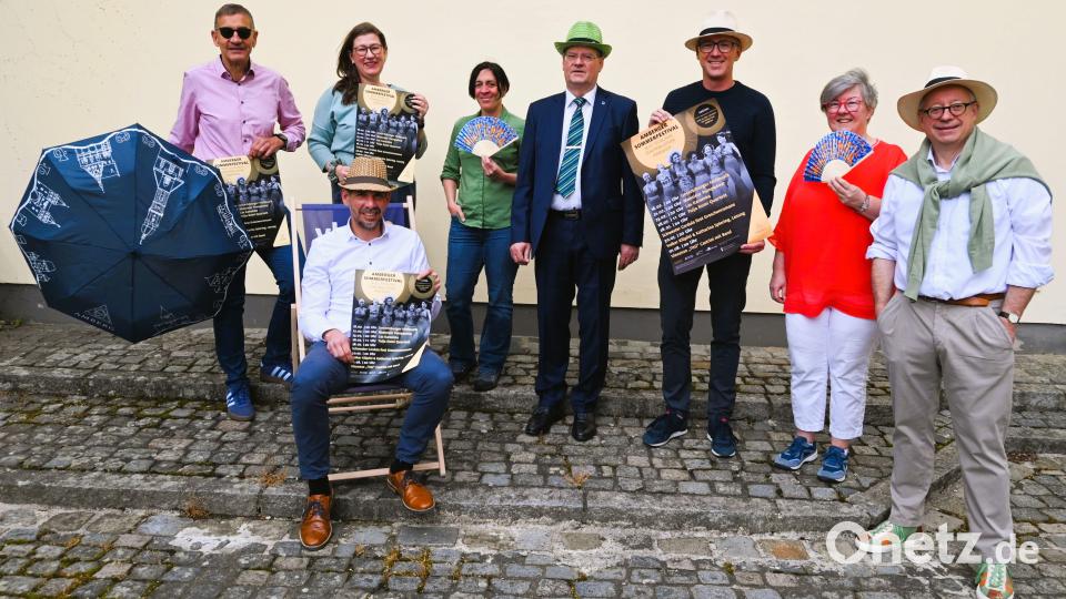 Von links nach rechts: Kulturamtsleiter Reiner Volkert, OB Michael Fritz (sitzend), Katja Boxdorfer (Kulturamt), Barbara Cosima Frey (Kulturamt), Maximilian Hahn (Stadtbau-Geschäftsführer), Jürgen Frischmann (Geschäftsführer der Frischmann Druck und Medien GmbH), Bettina Weisheit (Leiterin der
Stadtbibliothek Amberg), Kulturreferent Dr. Fabian Kern. Bild: Simon Hauck, Stadt Amberg