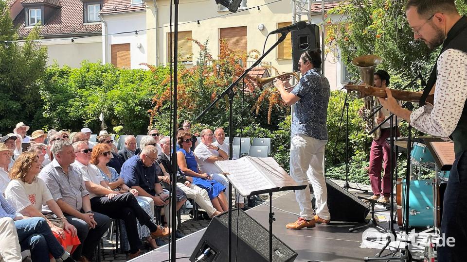 Musik und Kultur im Innenhof der Stadtbibliothek: Das verspricht das Sommerfestival auch 2026. Das Bild zeigt einen Auftritt aus dem Jahr 2024. Archivbild: Susanne Schwab
