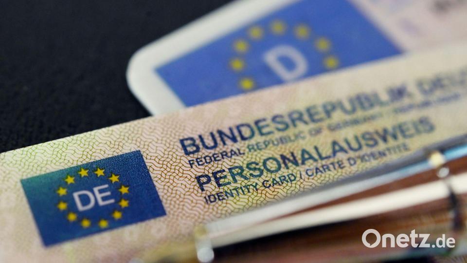 Den Gang zum Amt sollen sich ältere Menschen künftig sparen können, wenn ihr Ausweis abgelaufen ist. Sie sollen diesen einfach weiter nutzen dürfen. (Symbolbild) Bild: Marijan Murat/dpa