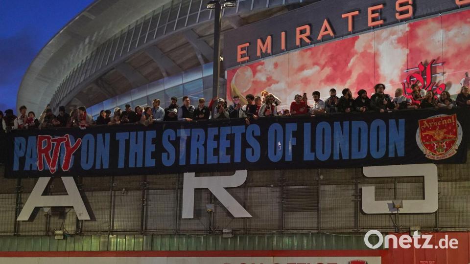 Arsenal-Fans zeigen nach dem Titelgewinn ein Banner am Stadion: „Party auf Londons Straßen“ Bild: Alberto Pezzali/AP/dpa
