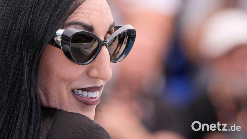 Cannes (Frankreich): Schwarze Sonnenbrille, großer Auftritt: Rossy de Palma beim „Bitter Christmas“-Fototermin Bild: John Locher/Invision/AP/dpa
