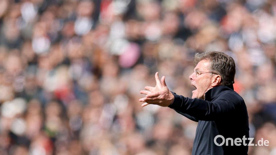 Gibt in Wolfsburg die Richtung vor: Trainer Dieter Hecking. Bild: Philipp Szyza/dpa