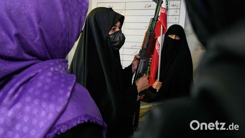 Iranische Frauen unter Waffen - und schulen andere an Kalaschnikows. Bild: Vahid Salemi/AP/dpa