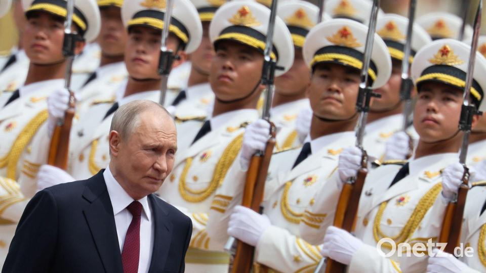 Peking (China): Große Bühne, strenge Formation: Putin inspiziert die Ehrengarde bei der Begrüßungszeremonie Bild: Maxim Shemetov/Pool Reuters/AP/dpa