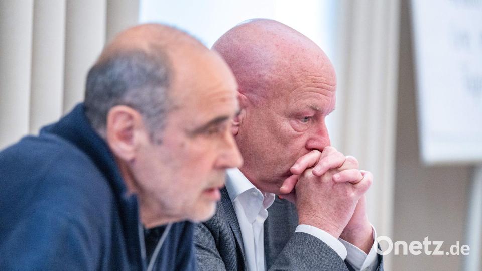 Joachim Wolbergs (r), ehemaliger Oberbürgermeister von Regensburg, und sein Verteidiger Peter Witting gehen gegen das Urteil vor. Bild: Armin Weigel/dpa
