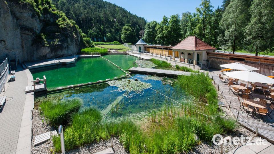 Das 1926 erbaute Freibad in Pottenstein liegt am Fuße einer Felswand und ist noch heute von Jugendstil-Mauern umgeben. Bild: Florian Trykowski/TZ Fränkische Schweiz /dpa
