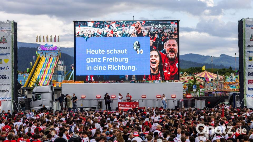 Finale auf großer Leinwand: In Freiburg verfolgen Tausende das Europa-League-Spiel ihres Clubs. Bild: Philipp von Ditfurth/dpa