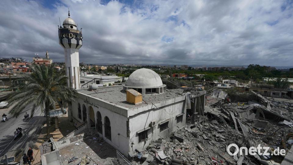 Blick auf Schäden nach Luftangriff Im Libanon: Moschee beschädigt, Hisbollah-Sanitätszentrum getroffen Bild: Mohammed Zaatari/AP/dpa
