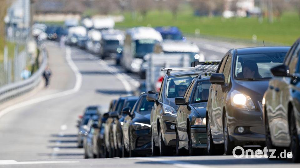 Die Blechlawine am Gotthardtunnel zieht sich oft über mehr als zehn Kilometer hin. (Archivbild) Bild: Urs Flueeler/KEYSTONE/dpa