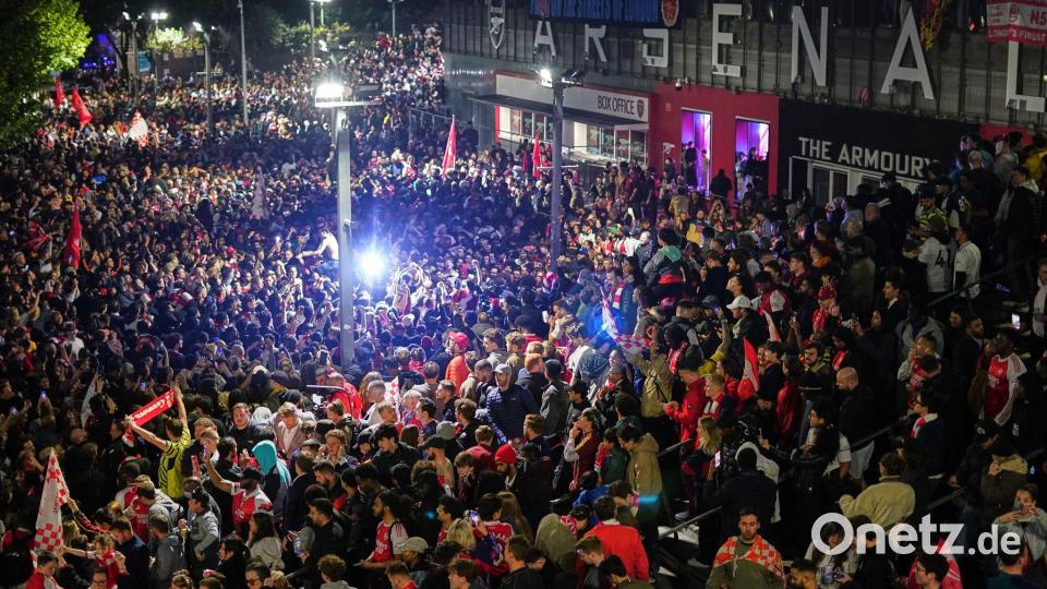 Nach dem Gewinn der Meisterschaft feierten Tausende Arsenal-Fans bis in die Morgenstunden am Stadion. Bild: Alberto Pezzali/AP/dpa