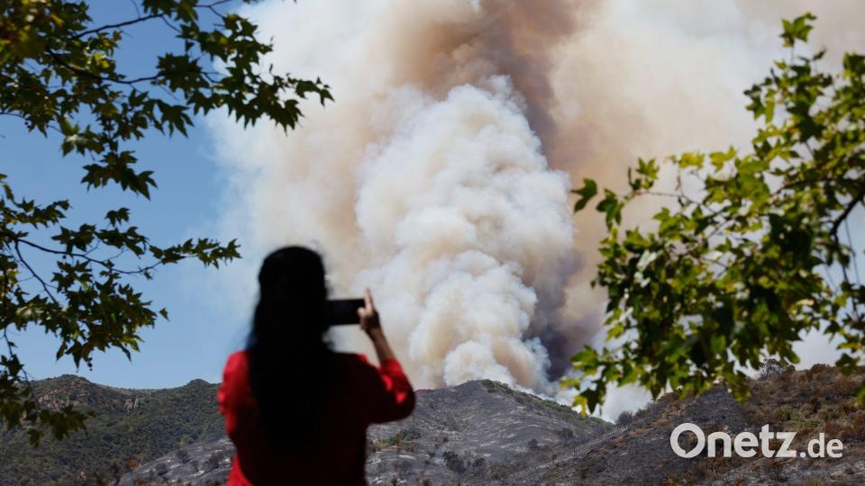 Die Feuerwehr kämpft gegen mehrere Brände im Süden Kaliforniens. Bild: Caroline Brehman/FR172323 AP/AP/dpa