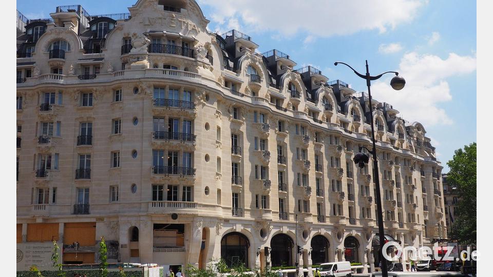 Laut Branchenberichten wurde das ikonische Hotel Lutetia als möglicher Drehort besichtigt. (Archivbild) Bild: Christian Böhmer/dpa