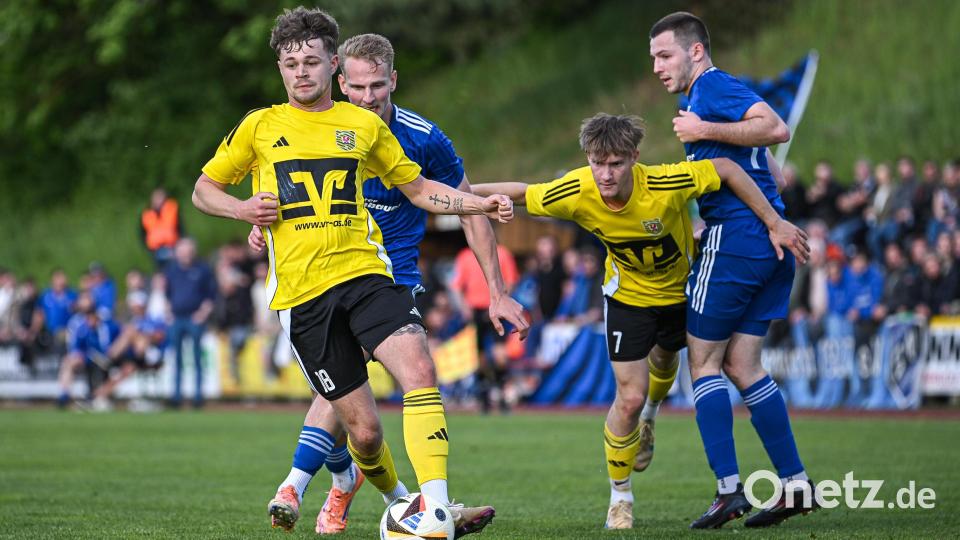 Der SV Hahnbach (gelbe Trikots) hat das Relegationshinspiel zur Landesliga gegen den SV Etzenricht verdient mit 2:0 gewonnen. Bild: Jonas Löffler