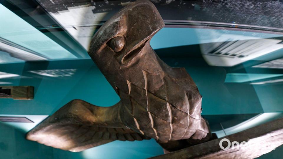 Den Kuratorinnen war besonders wichtig, die Objekte so zur Schau zu stellen, dass sie nicht wie NS-Devotionalien wirken. Bild: Daniel Karmann/dpa