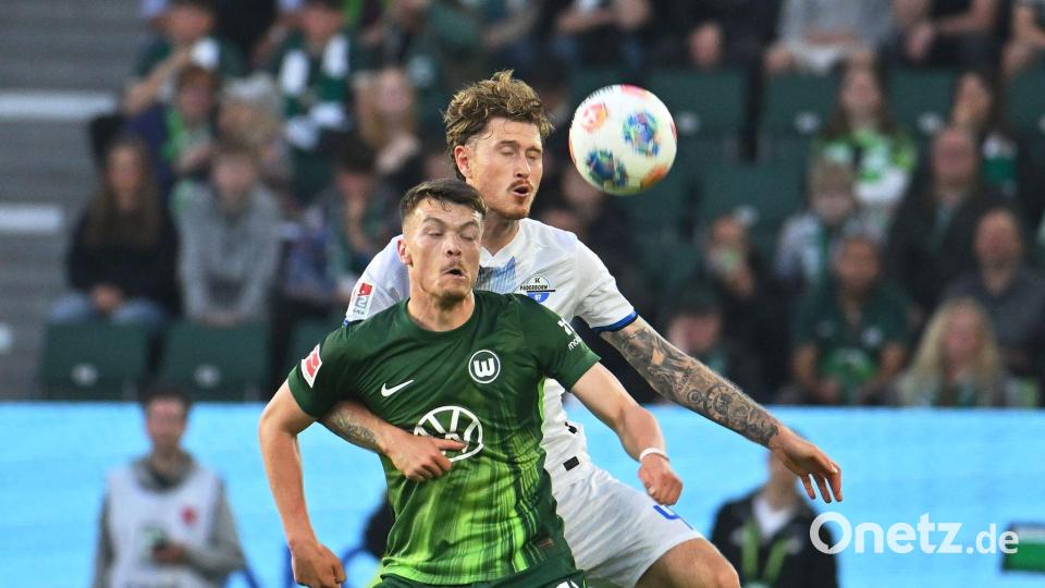 Calvin Brackelmann vom SC Paderborn und der Wolfsburger Dzenan Pejcinovic (vorne) im Zweikampf. Bild: Swen Pförtner/dpa