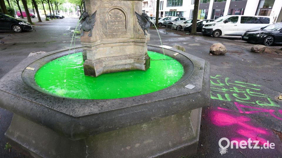 Insgesamt färbten die Aktivisten das Wasser von Brunnen in 17 Städten. Bild: Bodo Marks/dpa