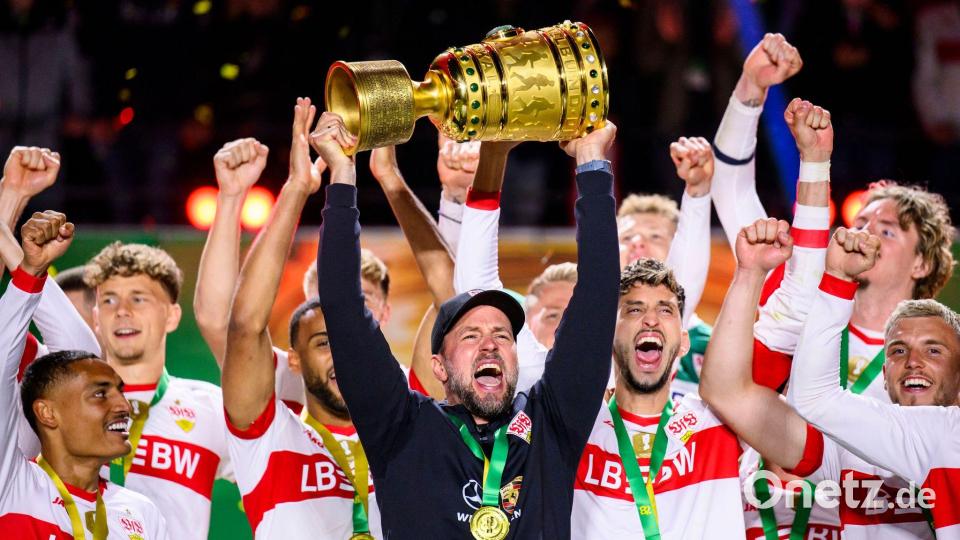 Sebastian Hoeneß jubelt mit dem DFB-Pokal in Berlin nach dem Finale 2025. (Archivbild) Bild: Tom Weller/dpa