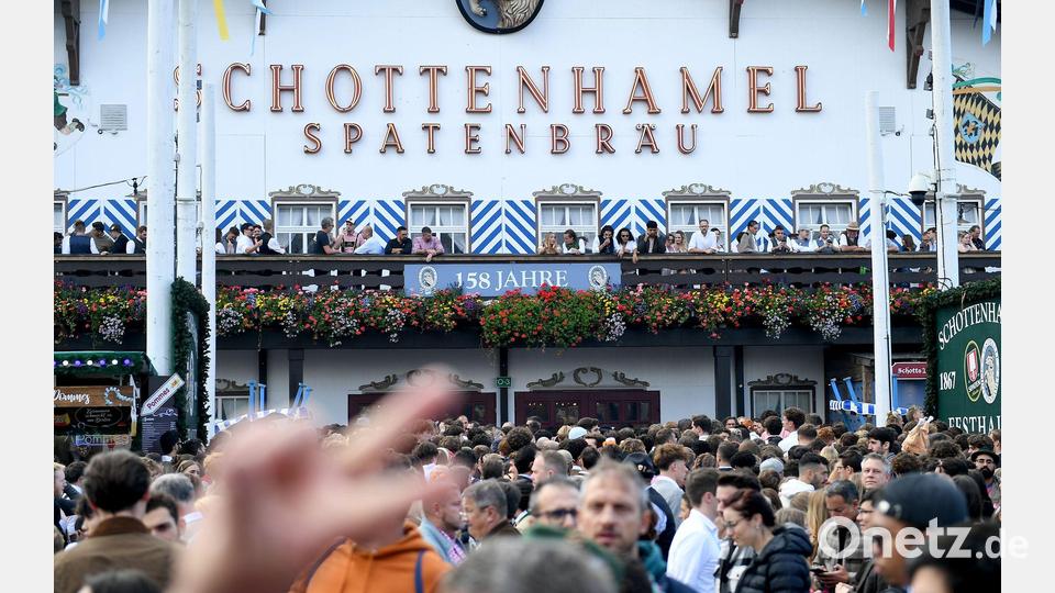 Im Schottenhamel wird traditionell das Oktoberfest eröffnet. Archivbild: Felix Hörhager/dpa