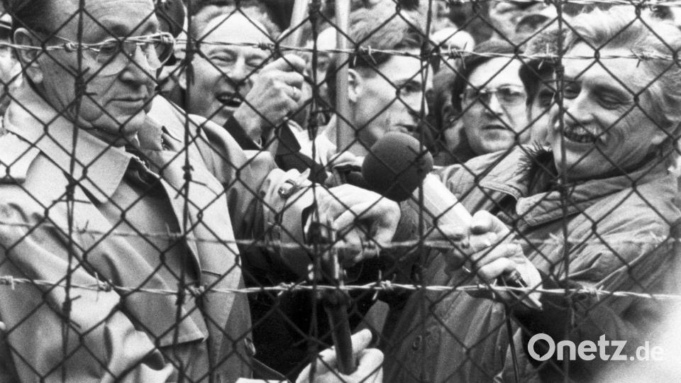 Hans-Dietrich Genscher (links) und Jiří Dienstbier (rechts) machen am 23. Dezember 1989 bei Neuhäusl dem Eisernen Vorhang zwischen Deutschland und der Tschechoslowakei mit einem Bolzenschneider ein Ende. Dieses Bild von NT-Fotografen Alfons Witt schrieb Geschichte. Bild: Alfons Witt
