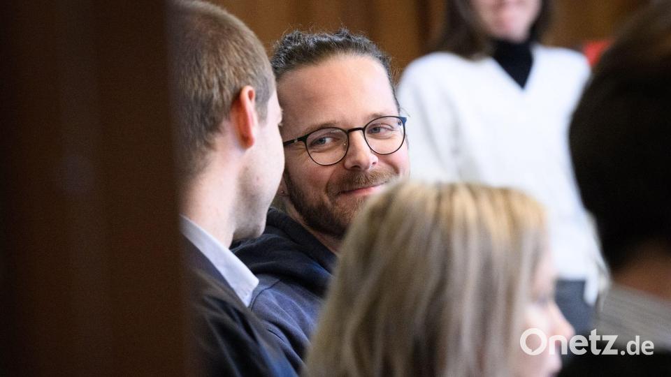 Der Autor und Aktivist Arne Semsrott wirft der Magdeburger Stadtverwaltung vor, seine Lesung in der Stadtbibliothek aus Angst vor Kritik der AfD verhindert zu haben. (Archivbild) Bild: Bernd von Jutrczenka/dpa