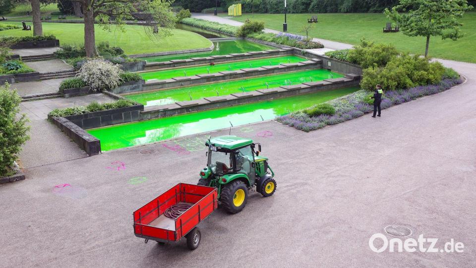 Grüner Brunnen als Protestsignal: Extinction Rebellion färbt Wasser in Planten un Blomen in Hamburg. Bild: Bodo Marks/dpa