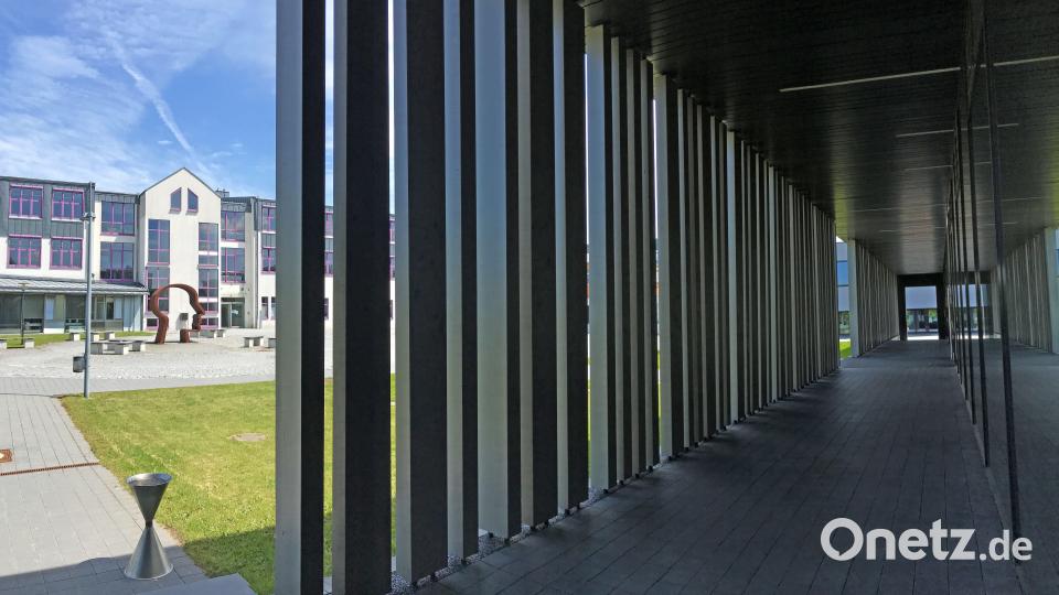 Am 6. Oktober 1995 wurde der Neubau der OTH in Weiden eingeweiht. Archivbild: Gabi Schönberger